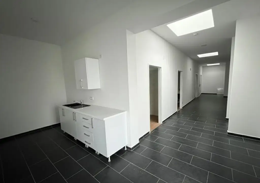 ''Bürofläche mit 3 Büros, Empfang, Küche & Sanitäranlagen – sofort bezugsfertig''