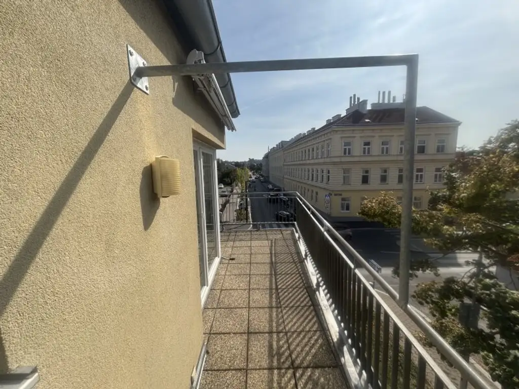 Traumhafte 3- Zimmer Dachgeschoßwohnung über zwei Etagen mit Terrasse