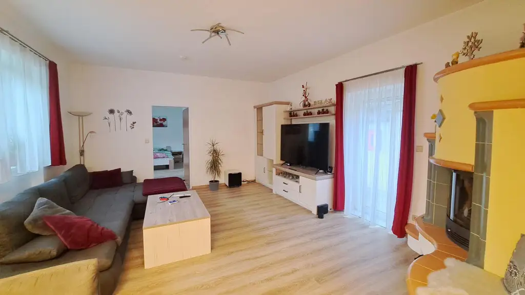 Charmante große Mietwohnung mit Kachelofen und eigenem Garten.
