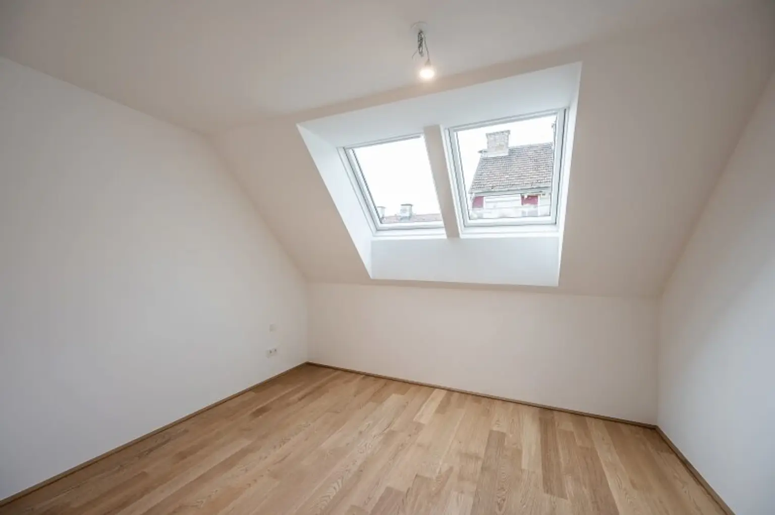 EDUART-Die Kunst des Wohnens: Hochwertiger 3-Zimmer DG-ZWEITBEZUG mit ca. 15m² Balkon! (10/19)