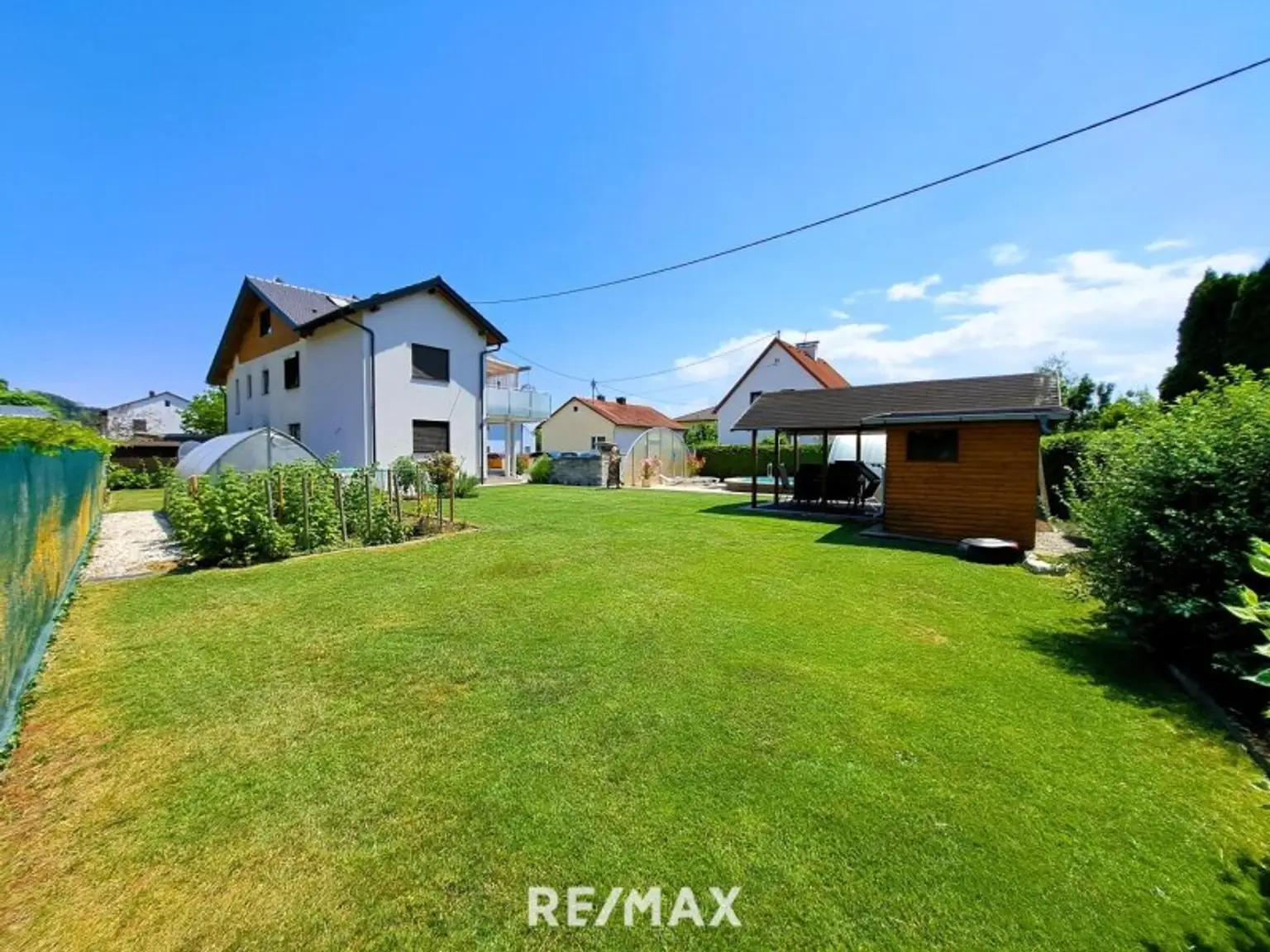 Gartenareal mit Pool