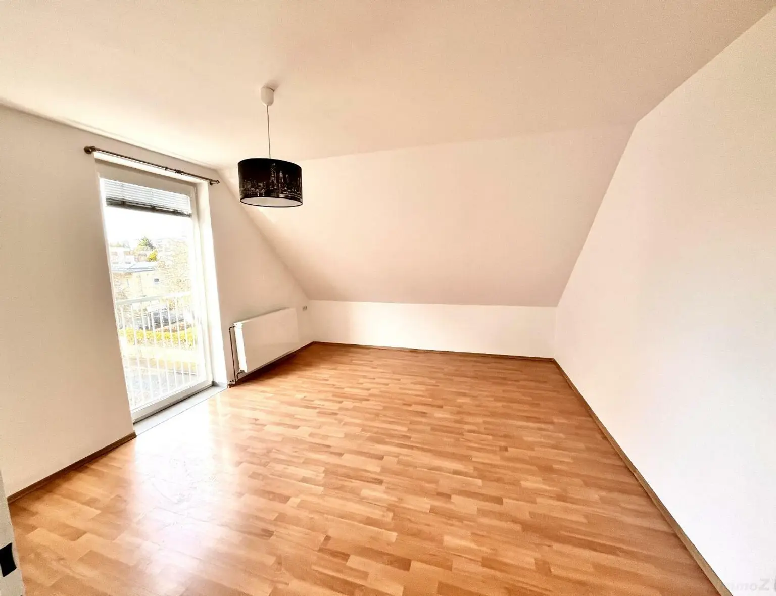 Kleine 2 Zimmer Wohnung im Dachgeschoss mit französischem Balkon.