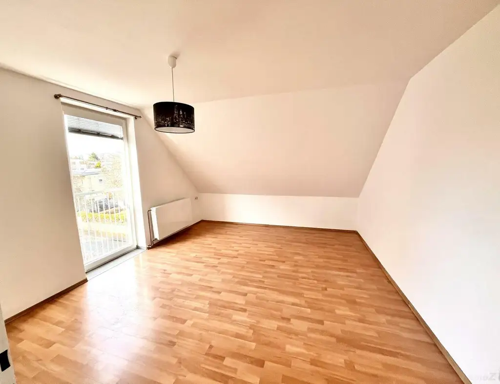 Kleine 2 Zimmer Wohnung im Dachgeschoss mit französischem Balkon.