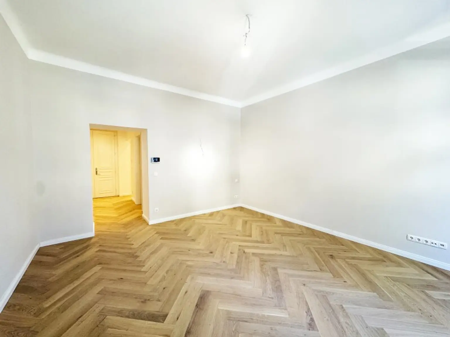 Stilvoller Altbau-Erstbezug | 1-Zimmer mit Kochnische | U4 vor der Tür