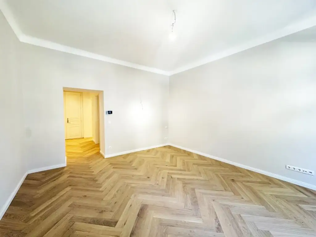 Stilvoller Altbau-Erstbezug | 1-Zimmer mit Kochnische | U4 vor der Tür