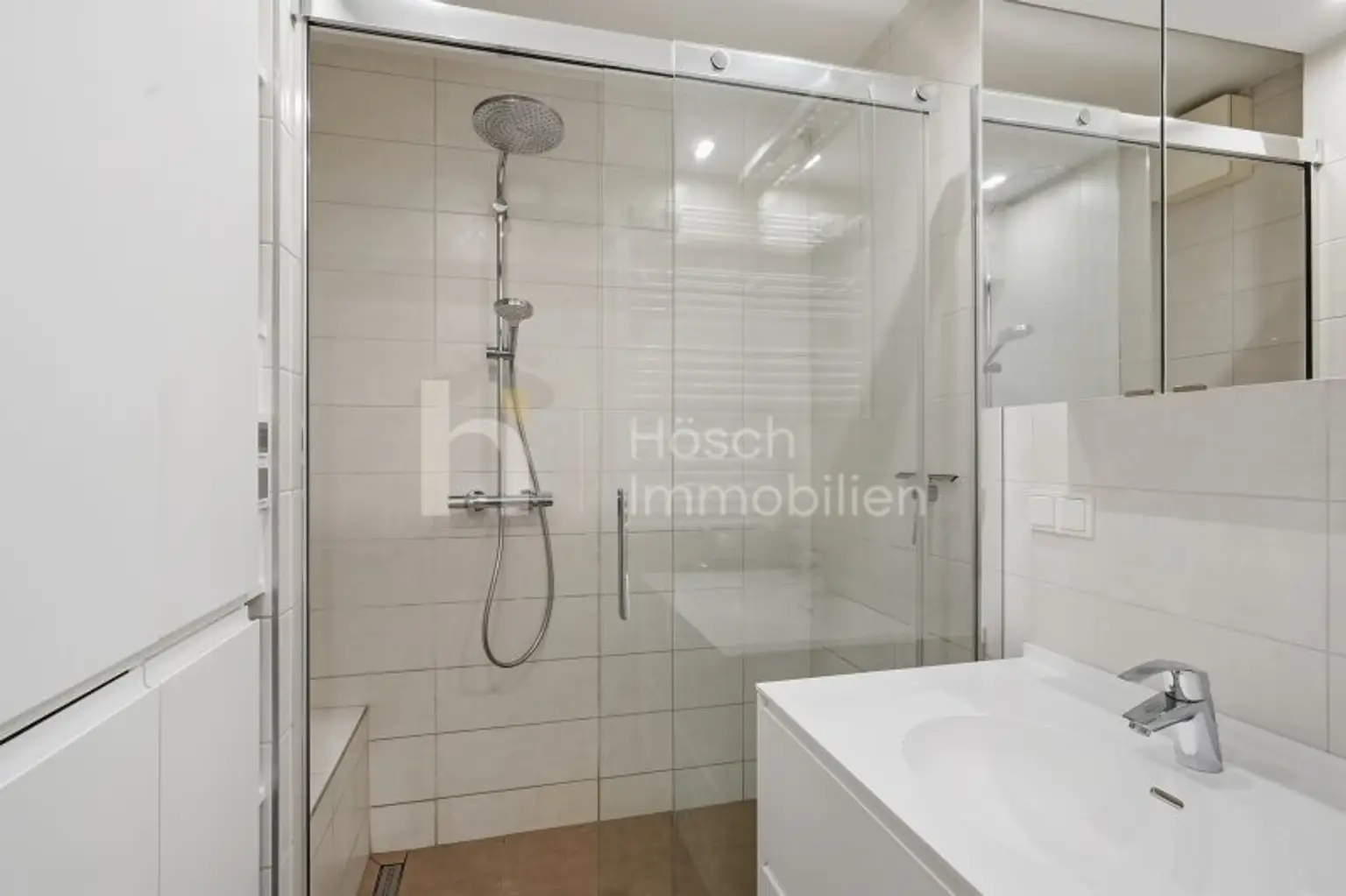 Badezimmer mit begehbarer Dusche