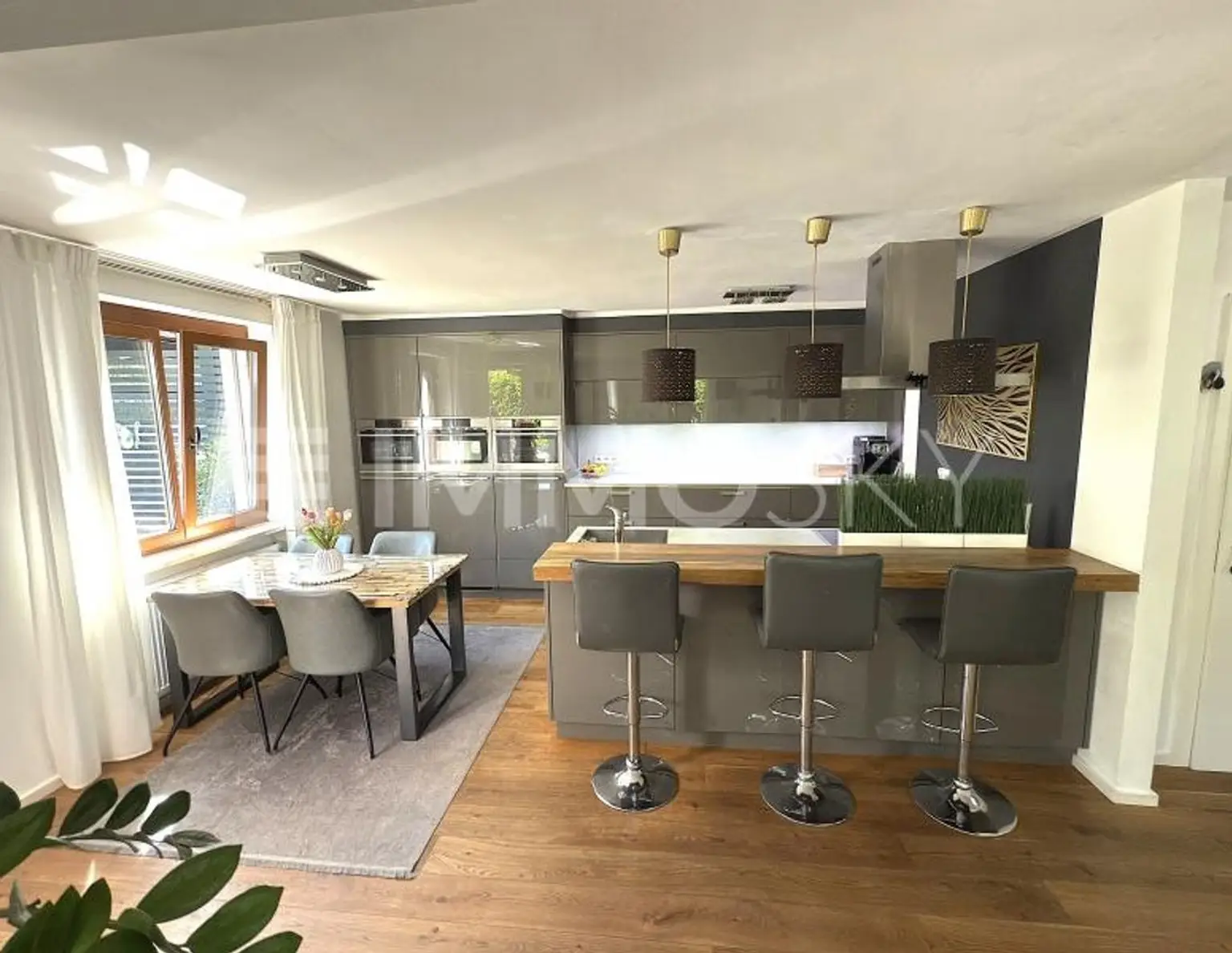 TRAUMHAFTES ZWEI-FAMILIENHAUS - mit Sauna, Garten und Garage