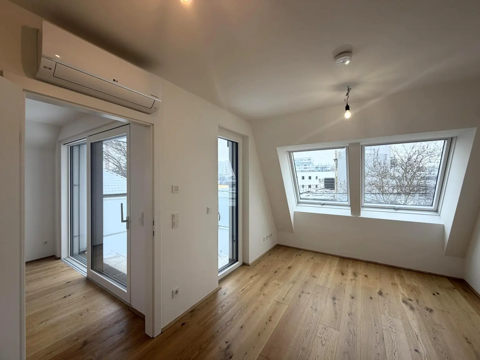 Schlafzimmer / klimatisiert mit Terrassenausgang