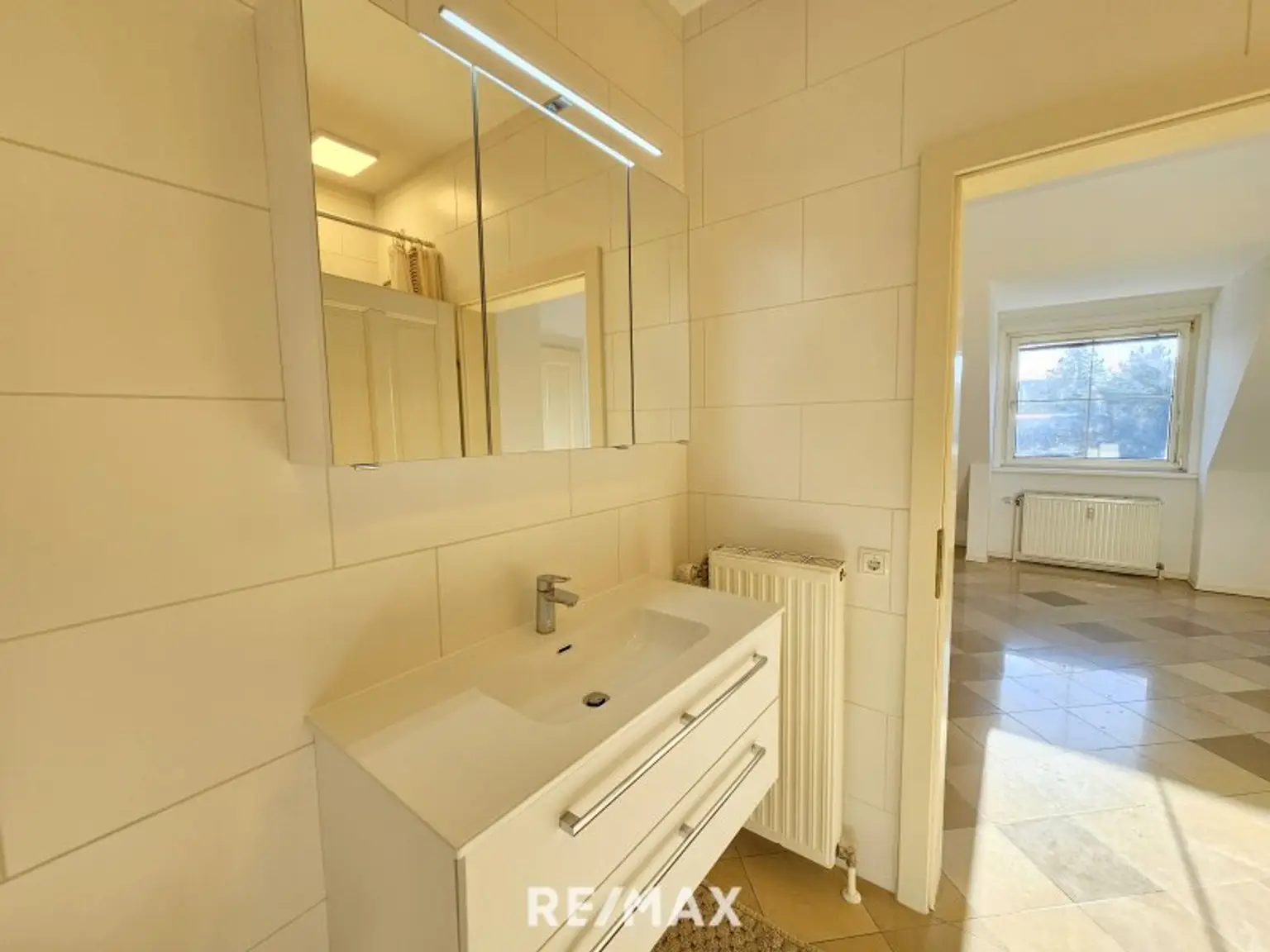 Neu ausgestattetes Bad