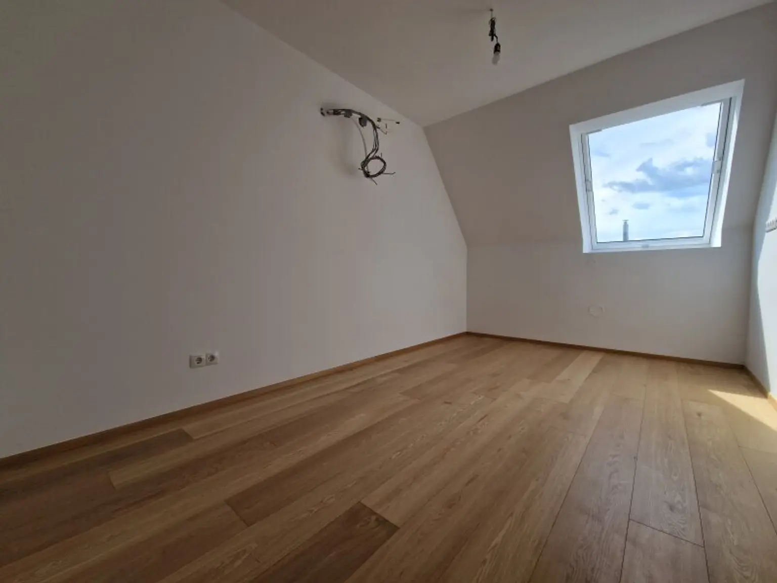 Traumhafte DG-Wohnung in 1020 Wien – modern, vollsaniert mit Terrasse und 5 Zimmern!