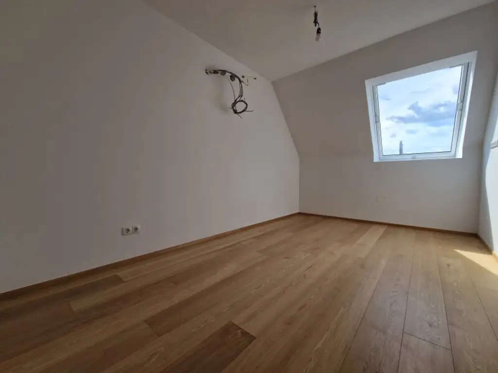 Traumhafte DG-Wohnung in 1020 Wien – modern, vollsaniert mit Terrasse und 5 Zimmern!