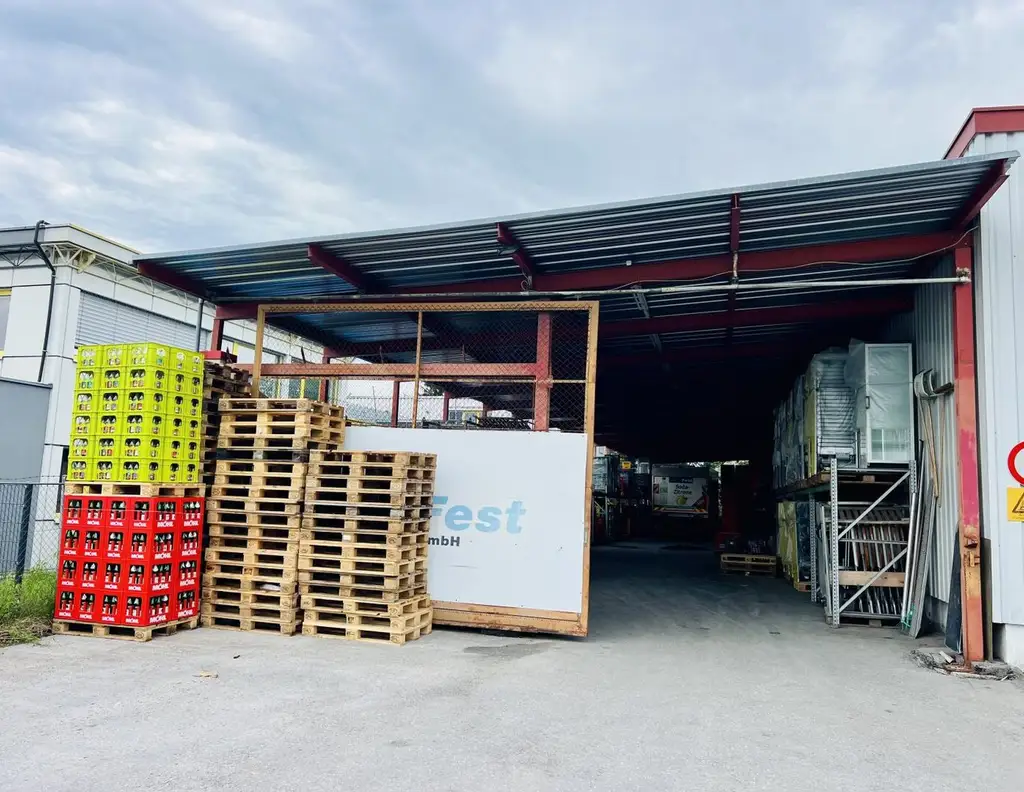 Attraktive Gewerbeimmobilie im Betriebsgebiet Lustenau Nord mit großem Innen- und Außenlager, Bürotrakt und Betriebswohnung.