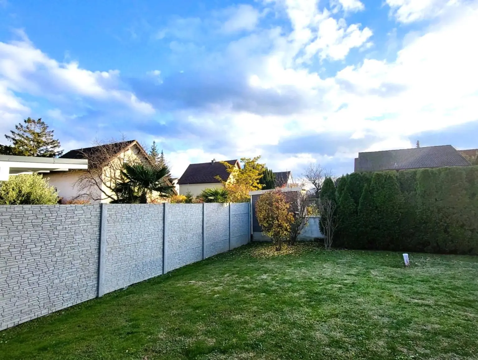 GUT GELEGENES HAUS MIT PFLEGELEICHTEM GARTEN IN BRUNN AM GEBIRGE