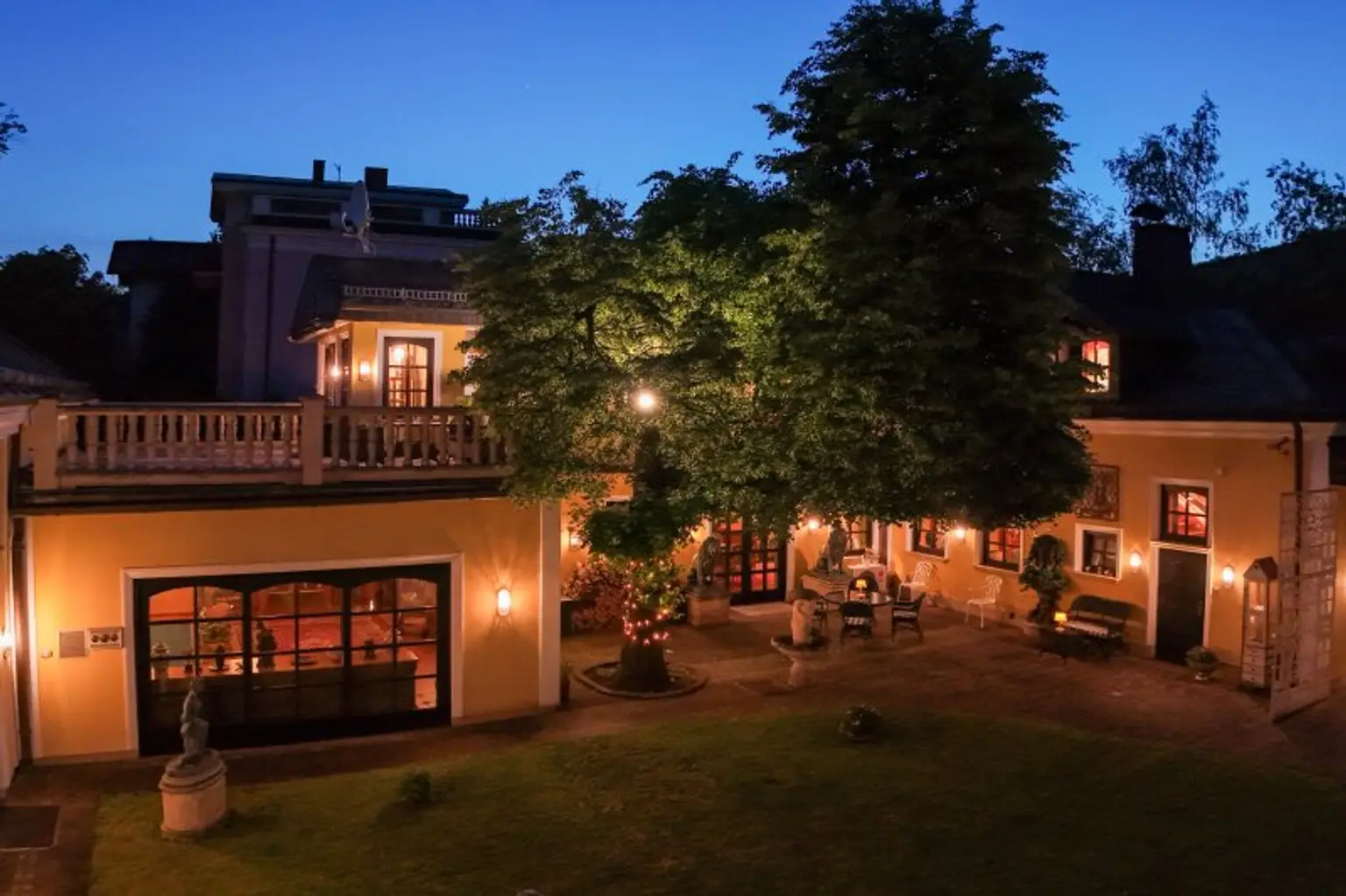 Innenhof mit Beleuchtung bei Dämmerung