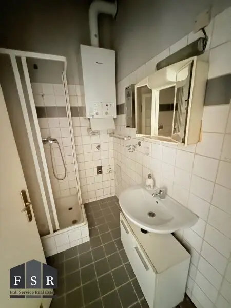 Helle 2,5 Zimmer Wohnung nahe Yppenplatz & Brunnenarkt - SANIERUNGSBEDÜRFTIG