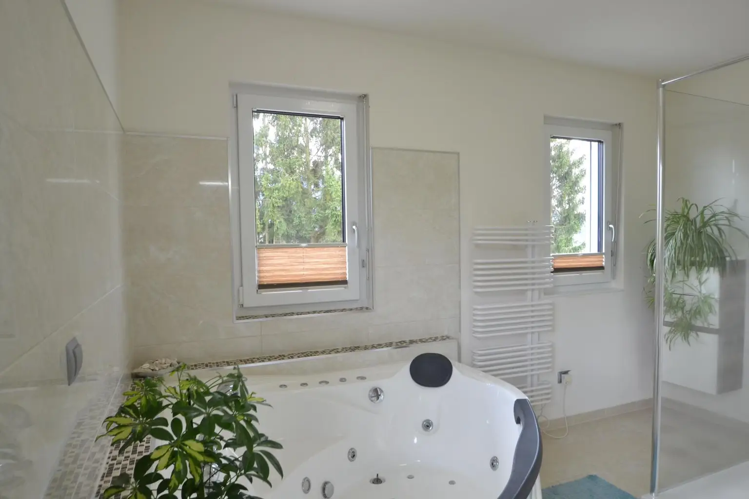 Bad mit Wanne und Dusche