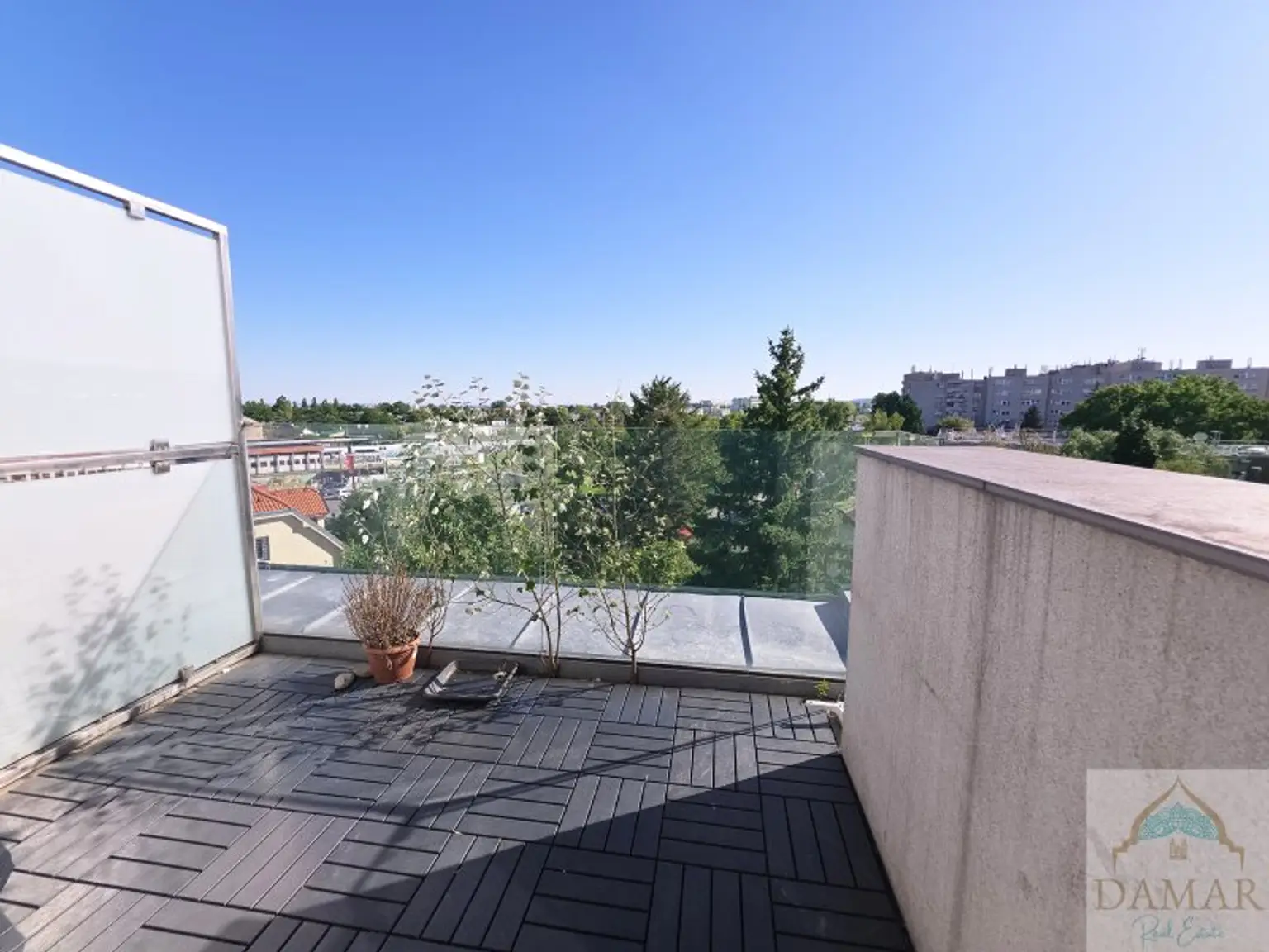 Den Arbeitsalltag im eigenen Whirlpool auf der riesigen Dachterrasse vergessen und die Seele baumeln lassen!