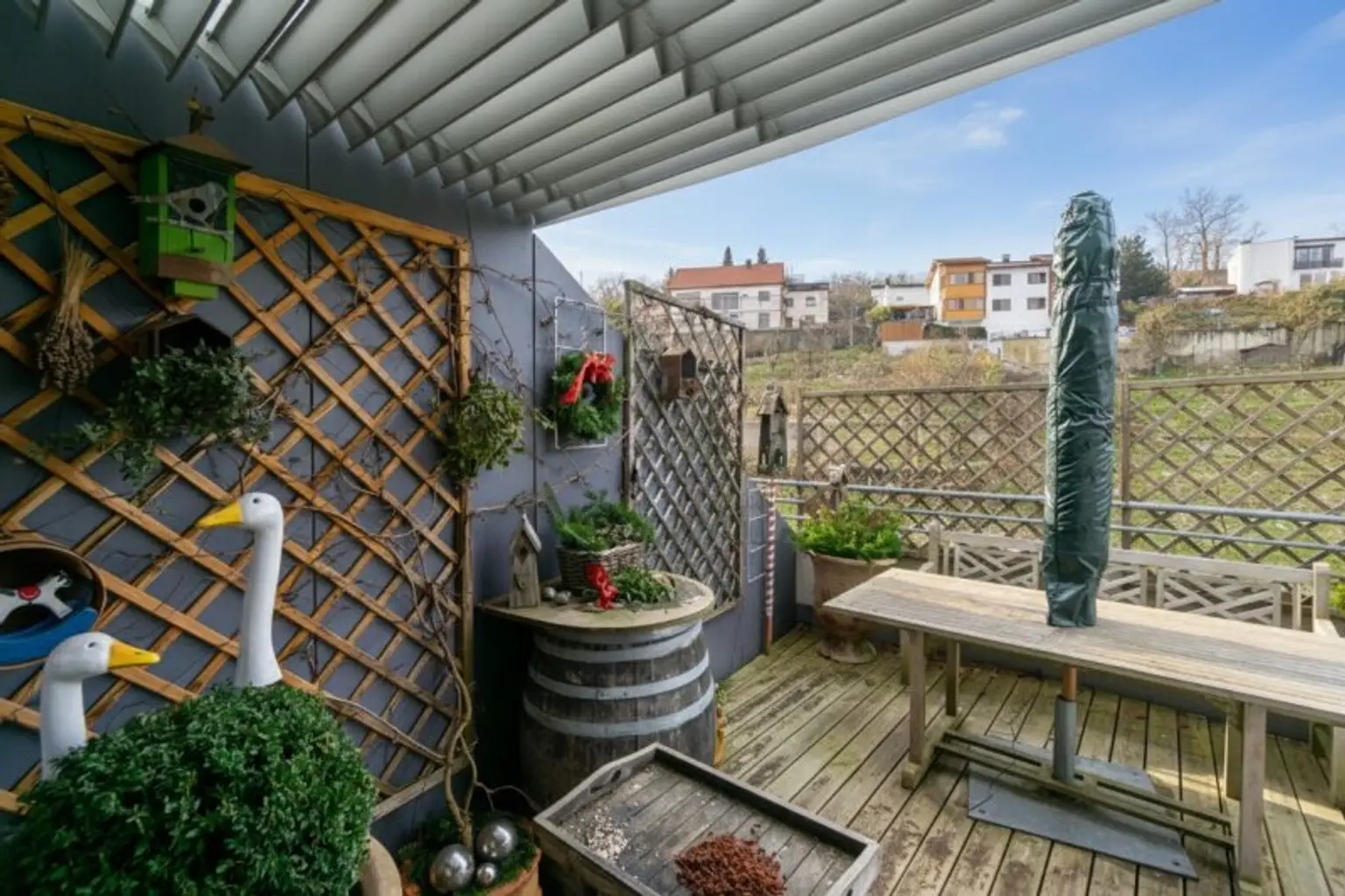 teilweise überdachter Balkon