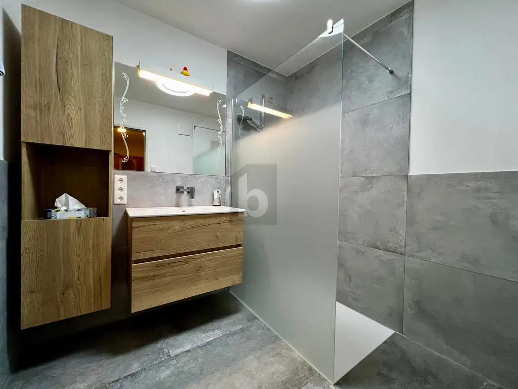 Preisreduktion! PREISHIT! SANIERT MIT SONNIGEM WINTERGARTEN UND SUPER AUFTEILUNG!