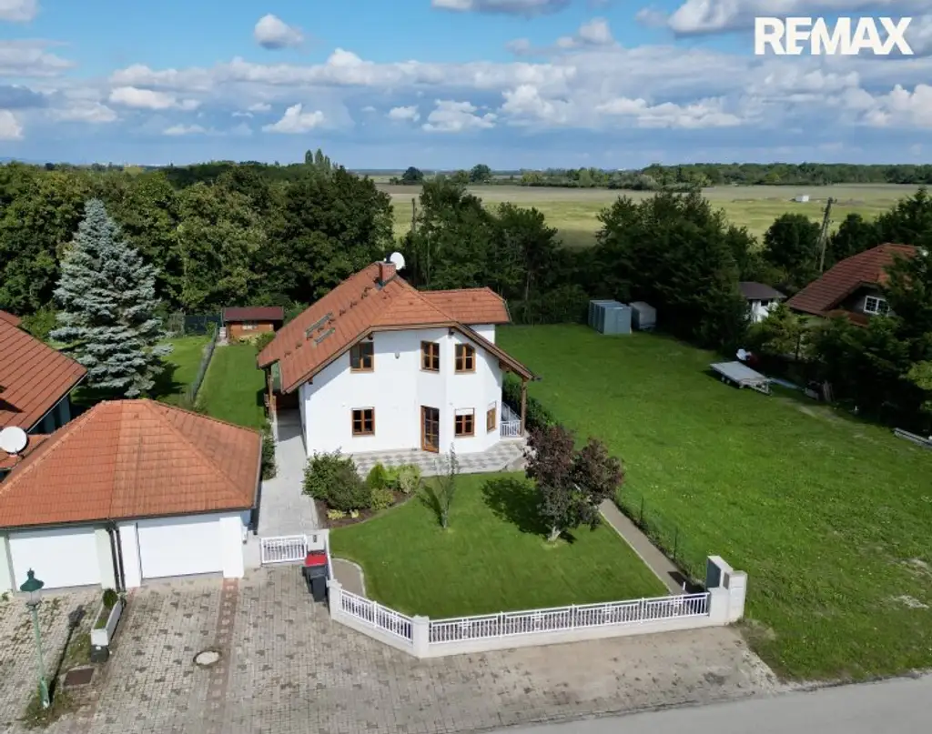 Seenahe Lage mit Badeplatz – Einfamilienhaus am Schloßsee (2. Reihe) inkl. Seezugang, ca. 125 m² Wfl.