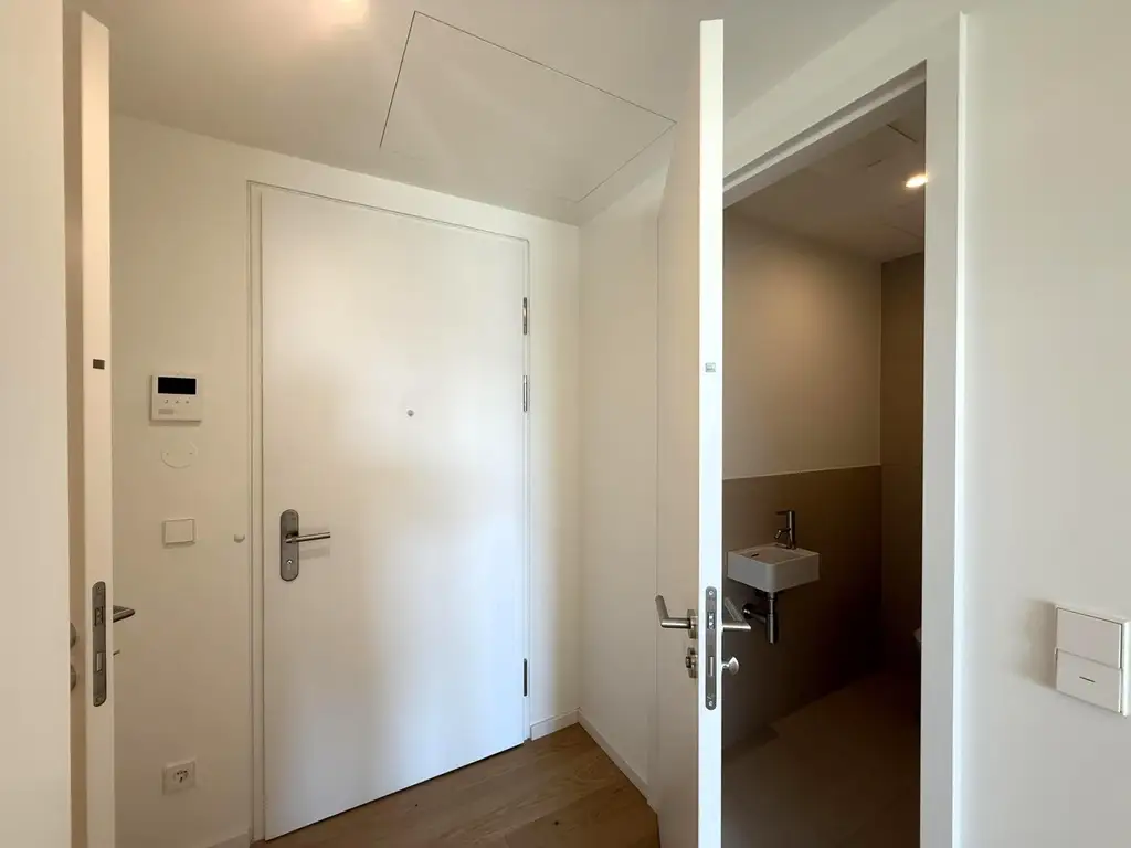 Kleine Perle im ultramodernen Wohnhaus mit Pool am Dach zu mieten // Small gem in an ultra-modern apartm. building with pool on the roof for rent //