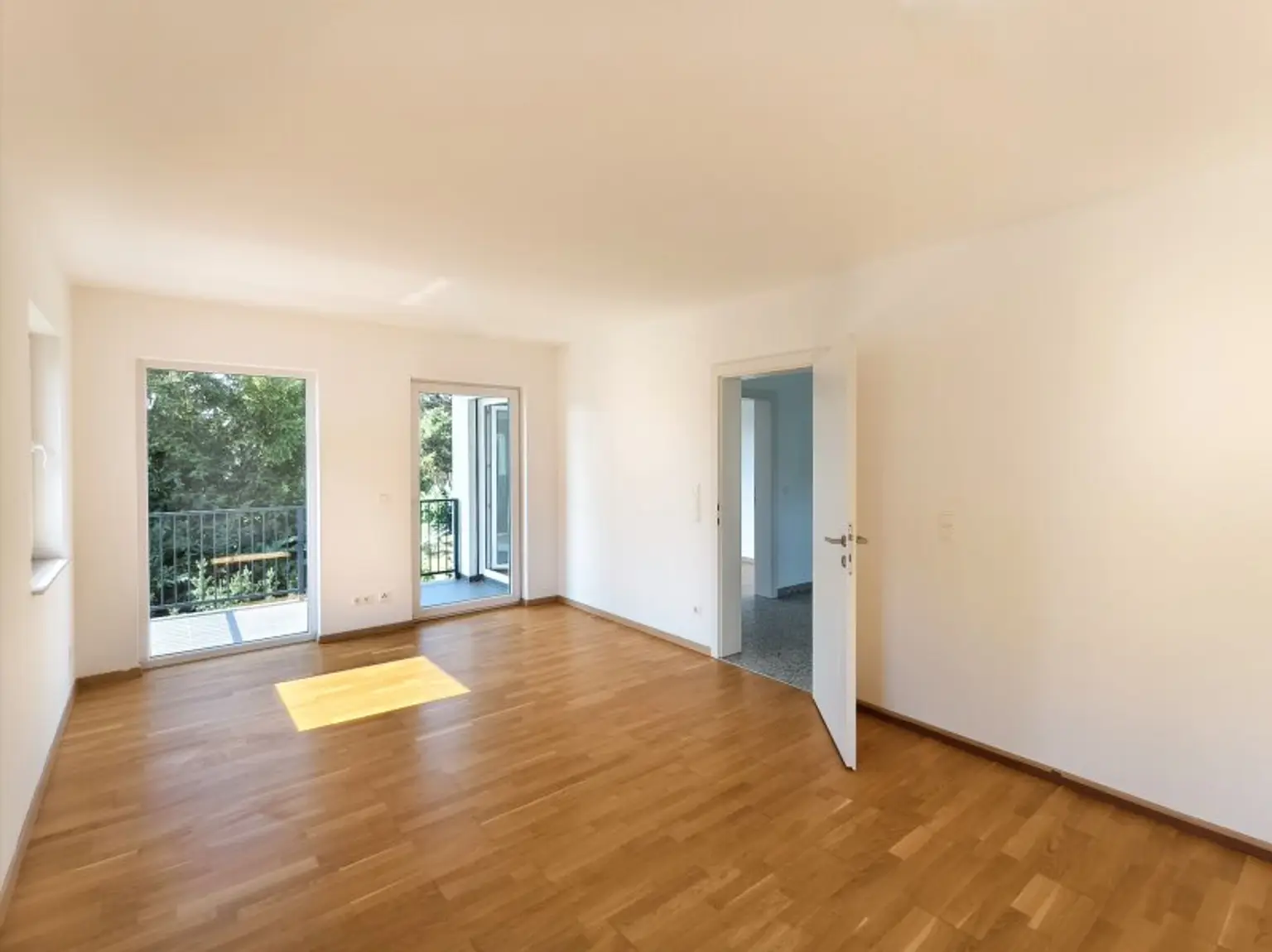 erstes Schlafzimmer mit Zugang zum Balkon