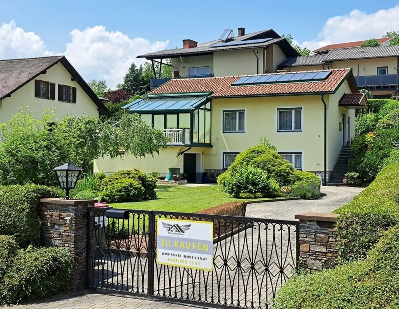 Gartenparadies: Toller Bungalow mit Wintergarten in Top-Lage