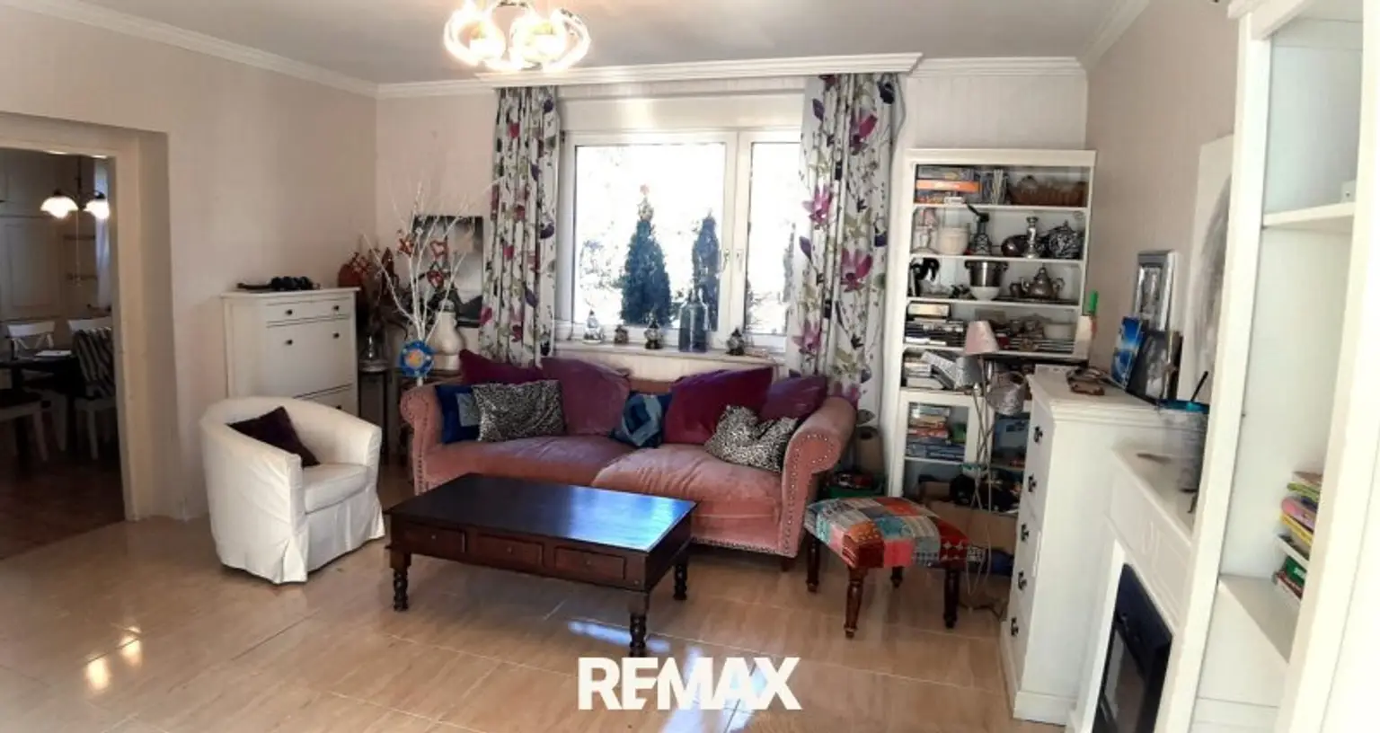 Wohnz., links Tür zur Küche