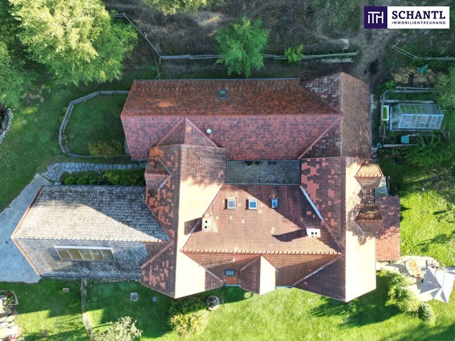 SENSATIONELLES JUWEL! Exklusiver Vierkanthof im Thermenland Steiermark – Wohnen, Reiten & Leben mit Pool und Natur!