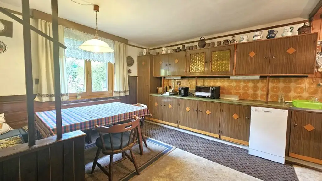 Charmantes Sanierungsobjekt in Radenthein: 5 Zimmer, Balkon und viel Potenzial!