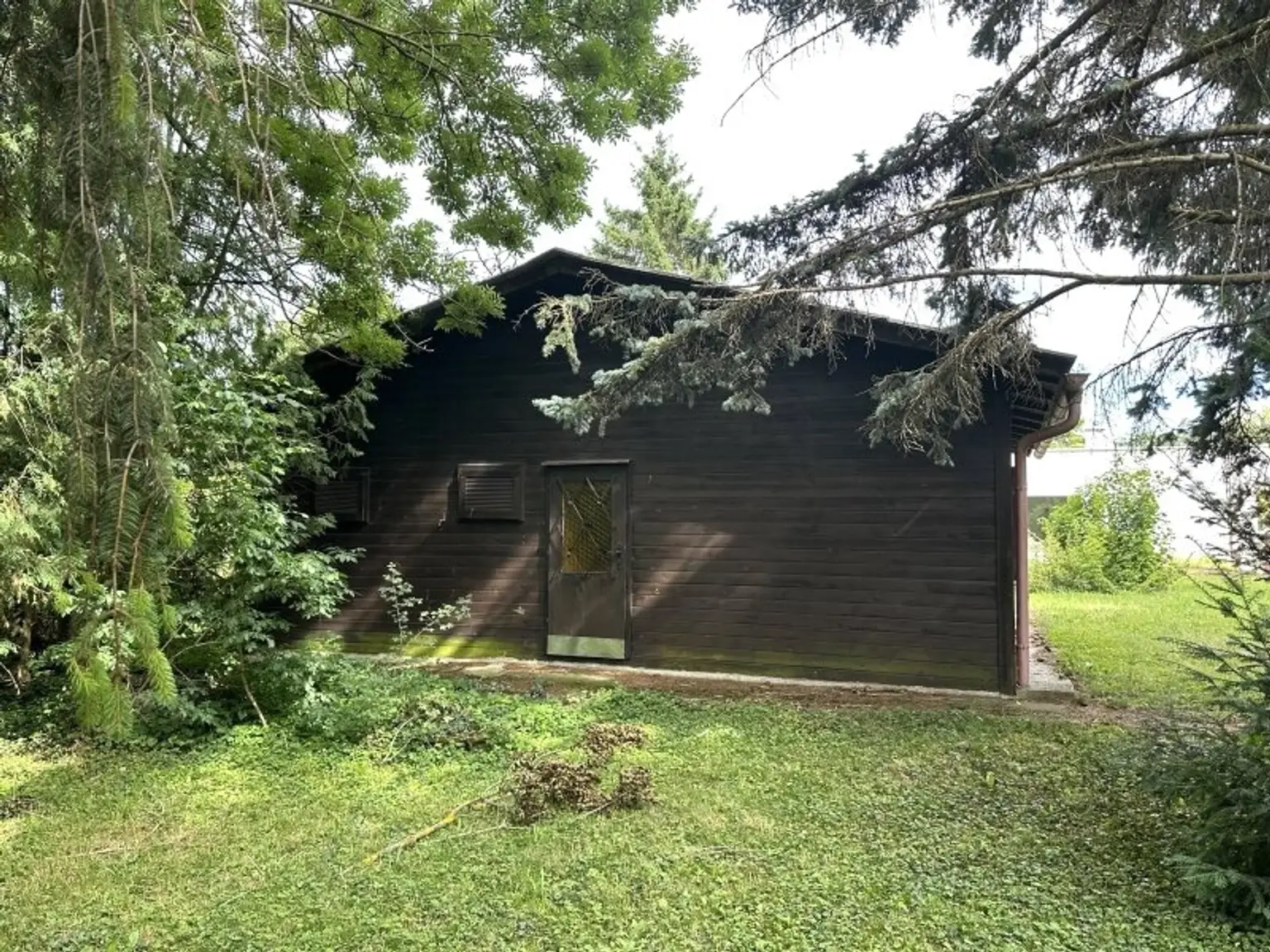 Großes Grundstück mit kleinem Haus (Altbestand) zu verkaufen
