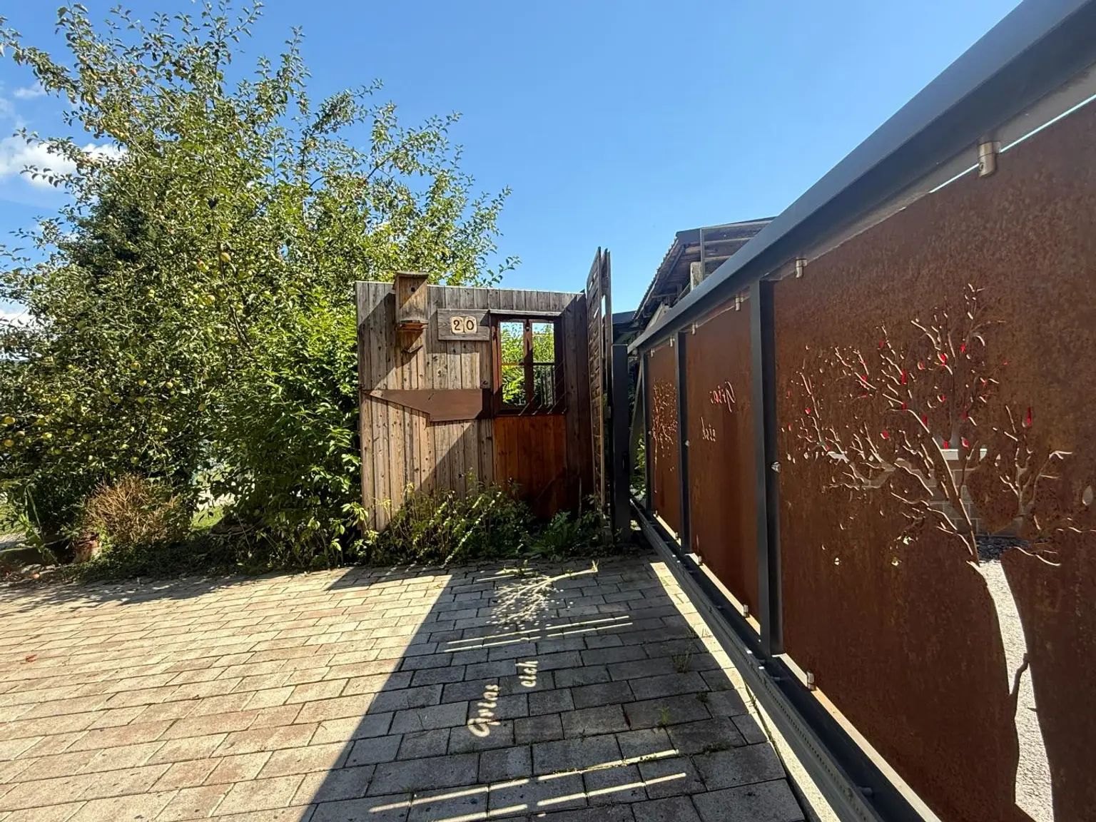 *** kleines gemütliches, möbliertes Häuschen mit Gartenparadies in der Waldrandsiedlung, mit Photovoltaik, Brunnen, Sauna, Garage, Carport,….. ***