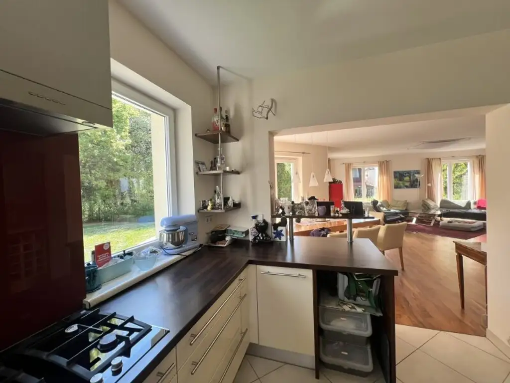 Moderne, zentrumsnahe Familienvilla mit großem Garten in gefragter Grünruhelage (!)