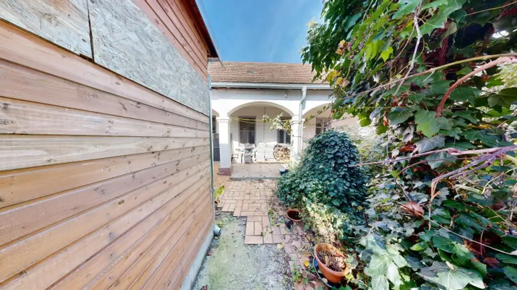 Wohnen mit Potenzial: Haus mit Arkaden & Doppelgarage in Münichsthal