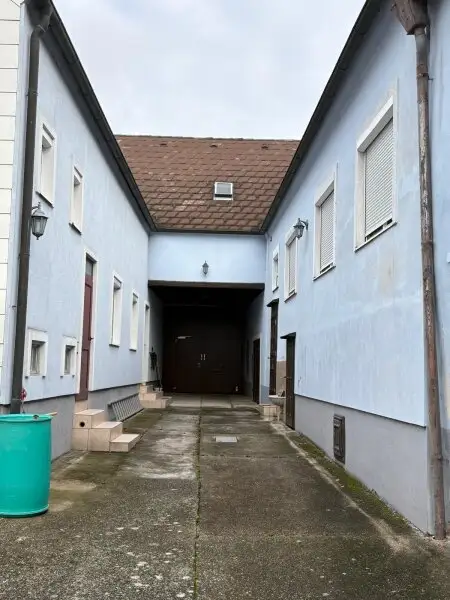 Größzügiges Zweifamilienhaus im Herzen von Breitenbrunn
