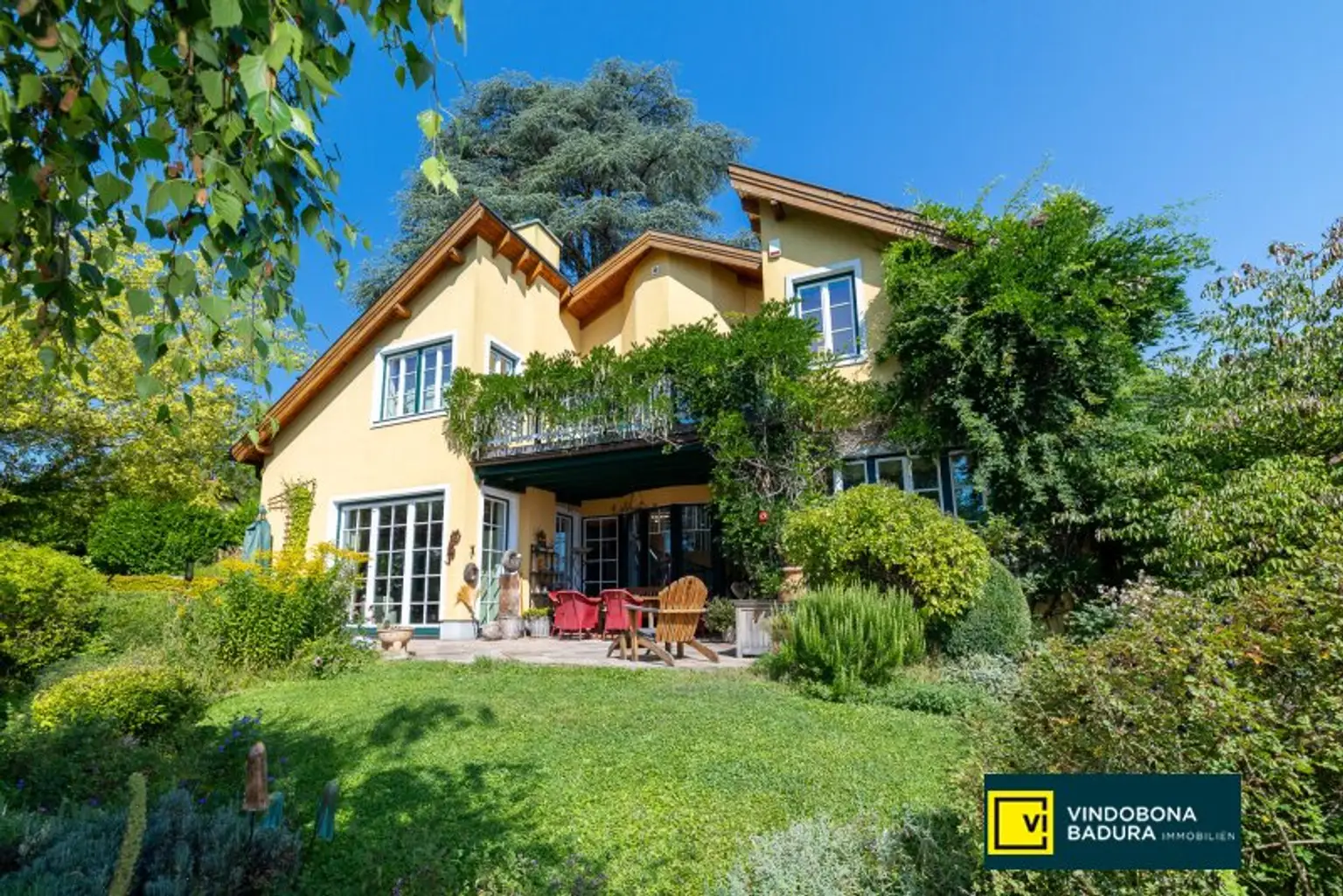 Stadt trifft Land: Exklusive Villa mit Gartenidylle und Schwimmbiotop in Ruhelage.