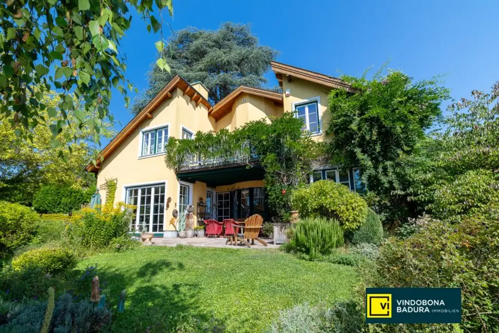 Stadt trifft Land: Exklusive Villa mit Gartenidylle und Schwimmbiotop in Ruhelage.