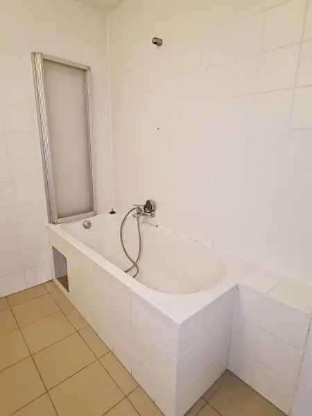 DACHGESCHOSS, gepflegte 103 m2 Neubau mit Loggia und Balkon, Wohnküche, 3 Zimmer, Wannenbad, Parketten, Holbeingasse