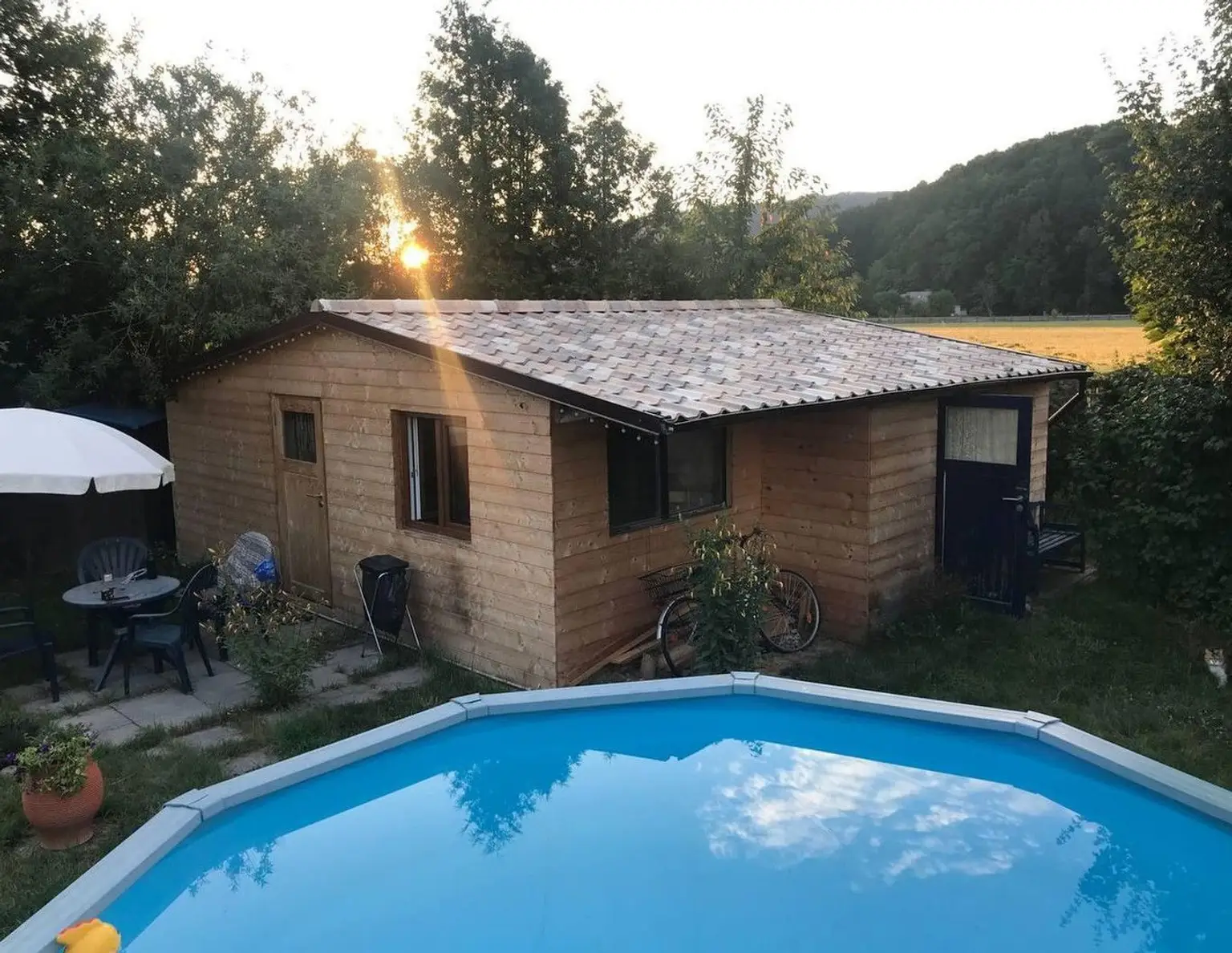 Winterfestes Tiny House mit großem Pool auf Pachtgrund in Hainfeld zu vergeben.