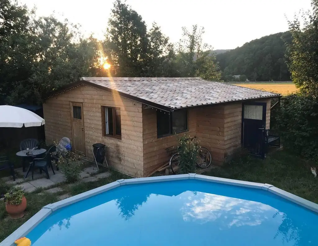 Winterfestes Tiny House mit großem Pool auf Pachtgrund in Hainfeld zu vergeben.