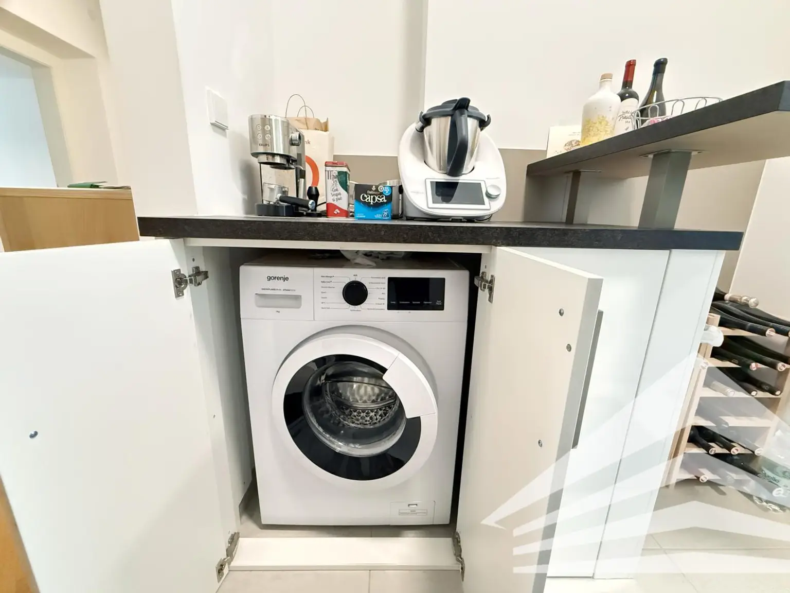 Großzügige 2 Zimmerwohnung mit Innenhofbalkon und moderner Einbauküche!