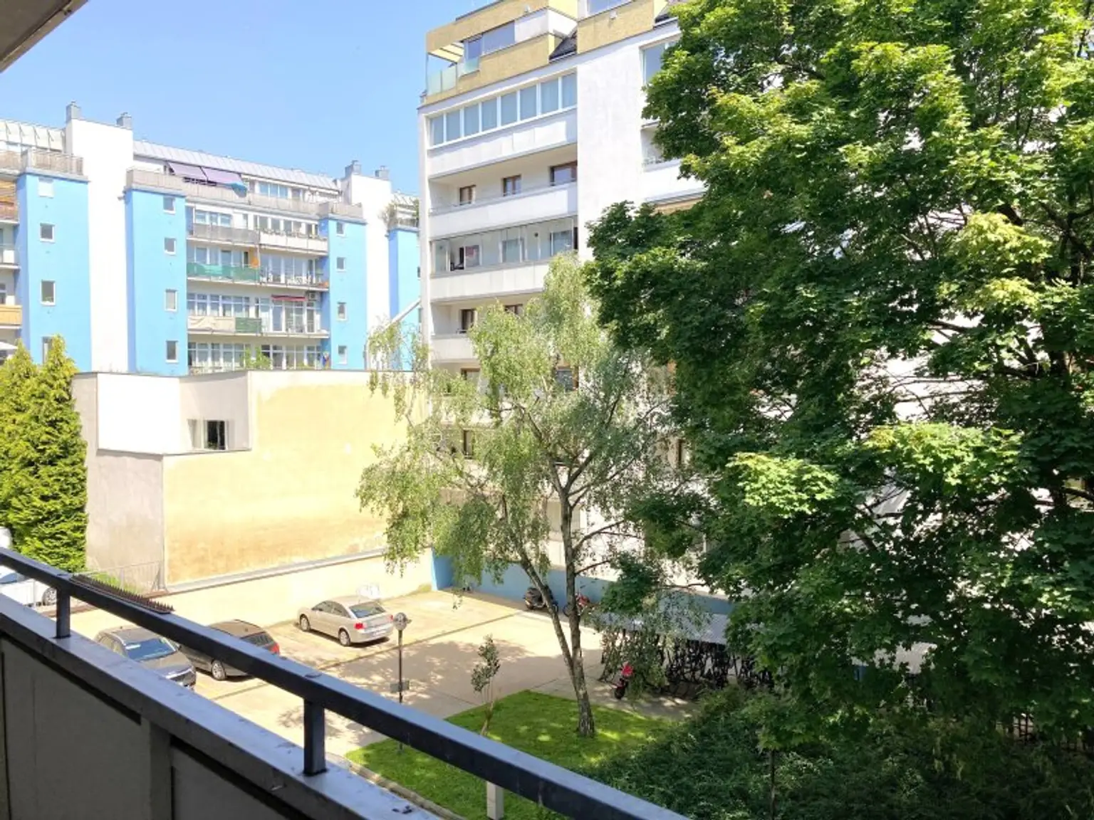 BLICK INS GRÜNE - 2 Zimmer mit Loggia direkt bei der U6