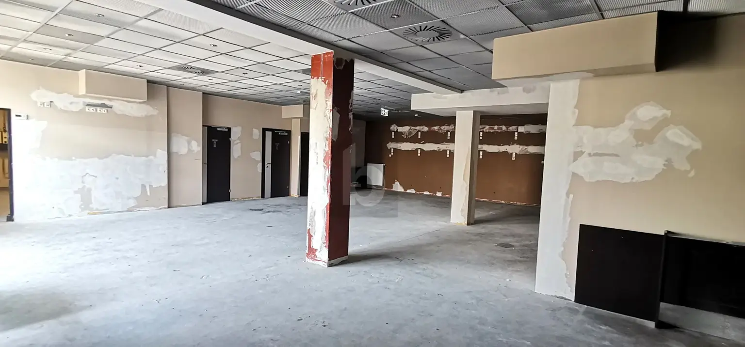 GERÄUMIG MIT GROSSEN SCHAUFENSTERN IN ZENTRALER LAGE