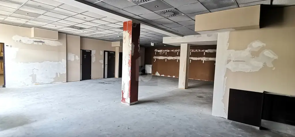 GERÄUMIG MIT GROSSEN SCHAUFENSTERN IN ZENTRALER LAGE