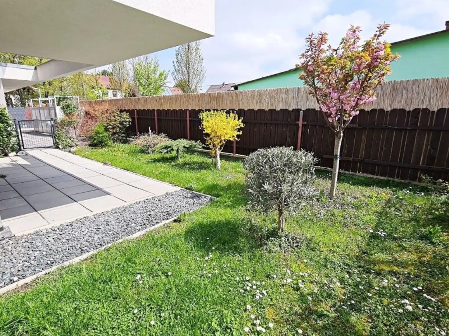 NEUBAU-RENDITEOBJEKT IM GRÜNEN, freier Mietzins, 10 Wohneinheiten mit Freiflächen, 5 Stellplätze, 748 m2 Grundstück, Aspern, U2-Nähe
