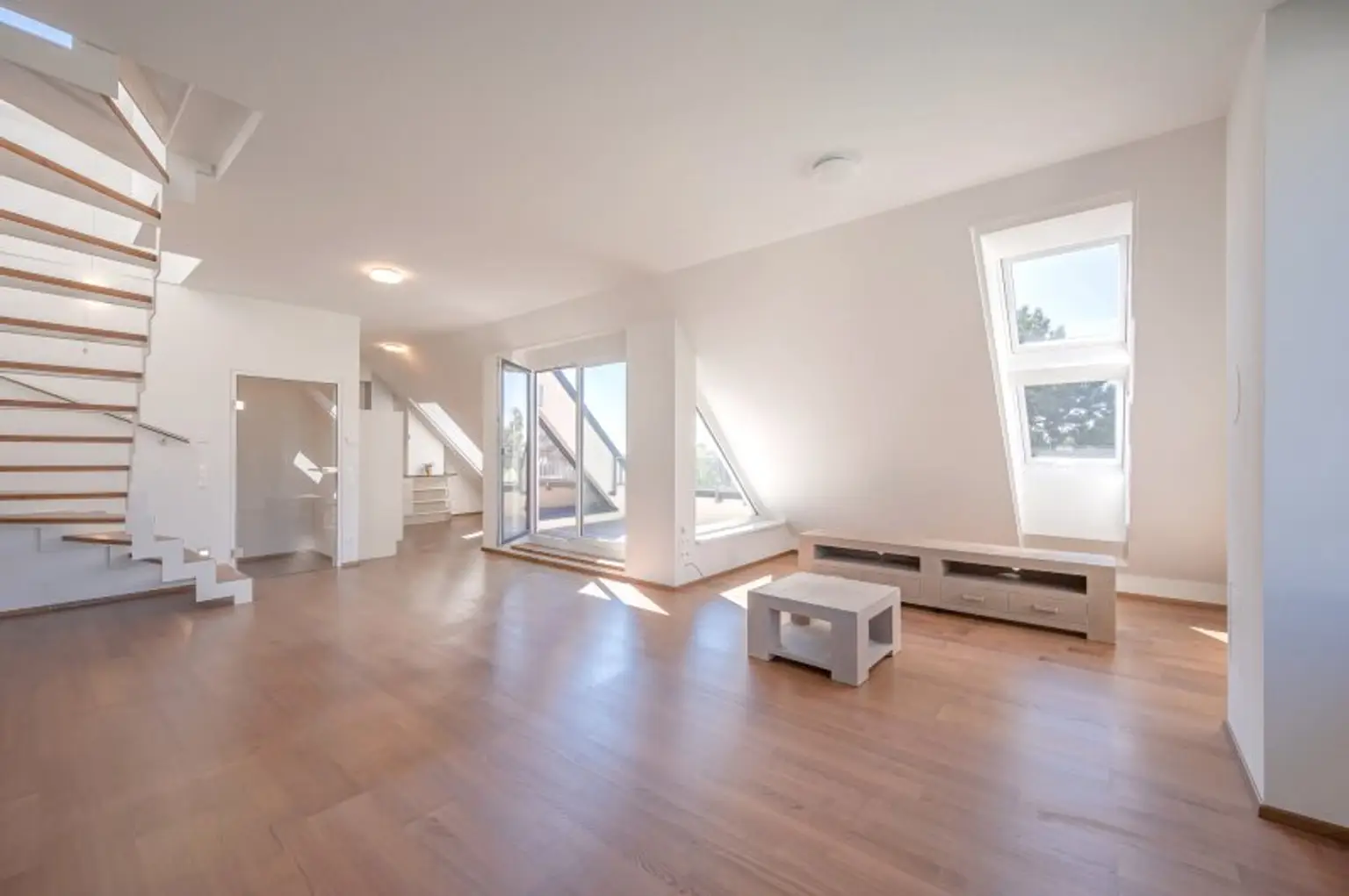 Panoramaliebling: Luxuriöse DG-Wohnung mit Dachterrasse und Fernblick