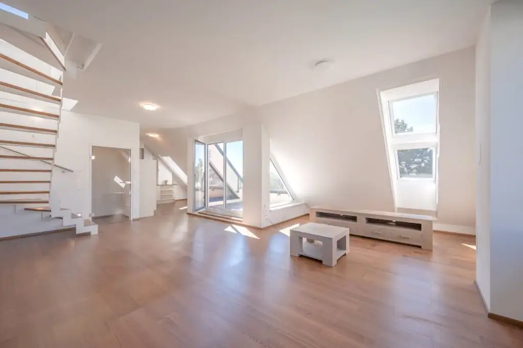 Panoramaliebling: Luxuriöse DG-Wohnung mit Dachterrasse und Fernblick