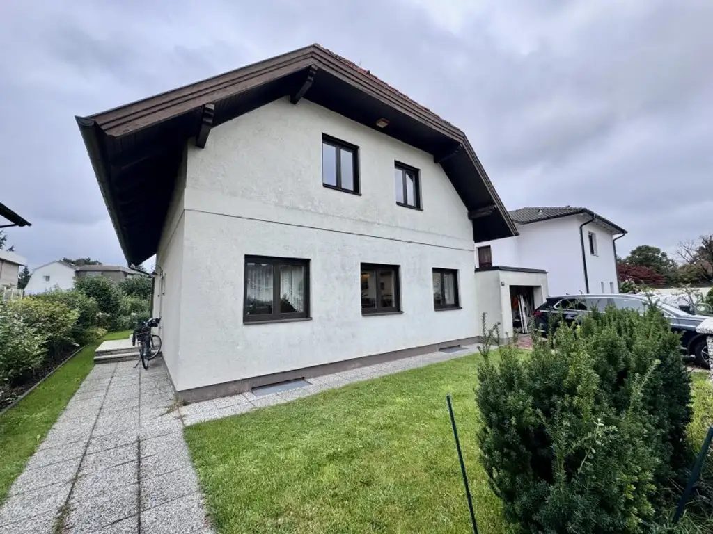 IHR NEUES ZUHAUSE - GROßZÜGIGES EINFAMILIENHAUS MIT SWIMMINGPOOL IN FLORIDSDORF