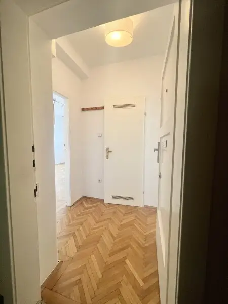 Wunderschöne 2 Zimmer Wohnung in ruhiger Seitenstraße zur Krottenbachstraße im 4. Liftstock