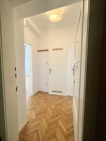 Wunderschöne 2 Zimmer Wohnung in ruhiger Seitenstraße zur Krottenbachstraße im 4. Liftstock